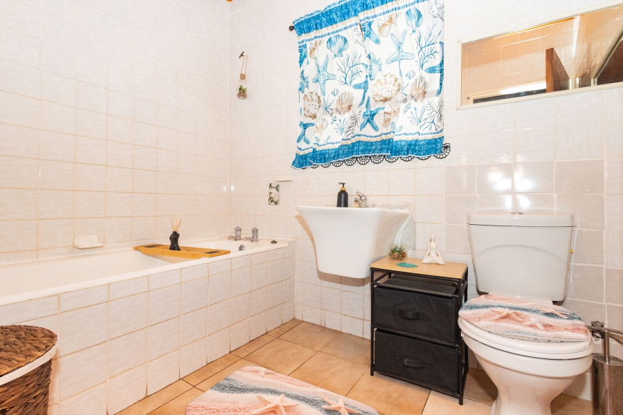 3 Bedroom Property for Sale in Peerless Park West Western Cape